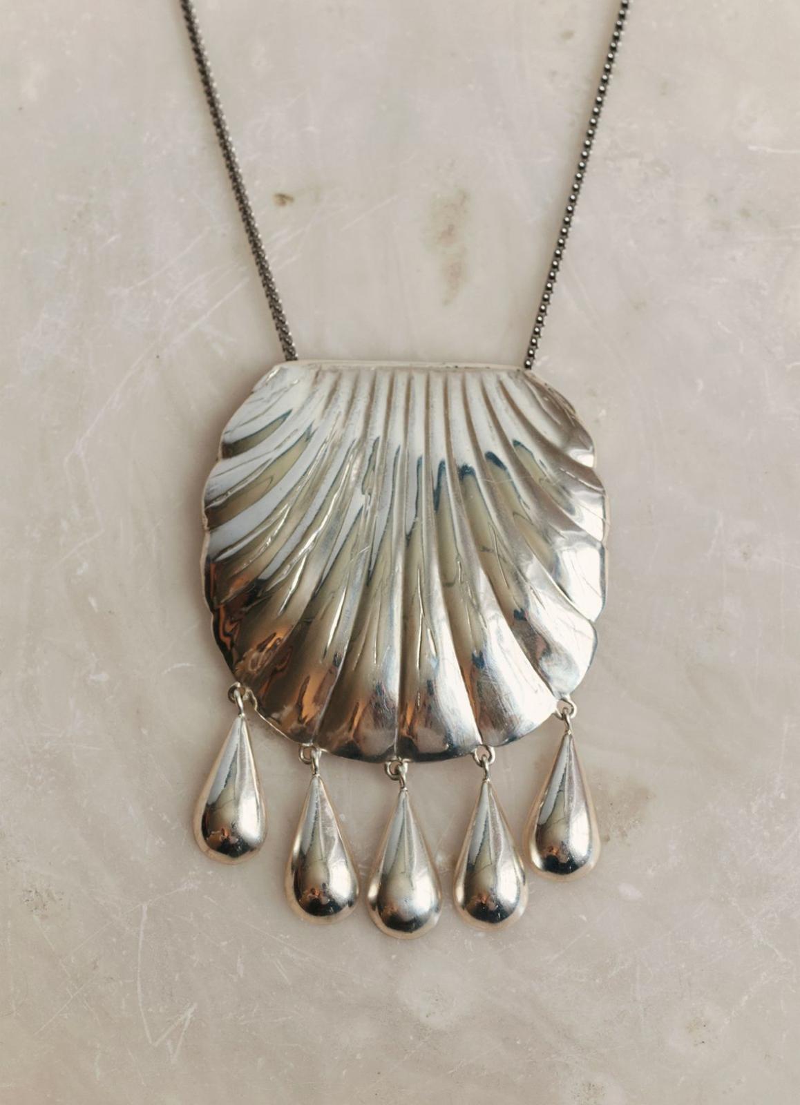 Metallisches Muschel Halskette mit Tropfenanhänger