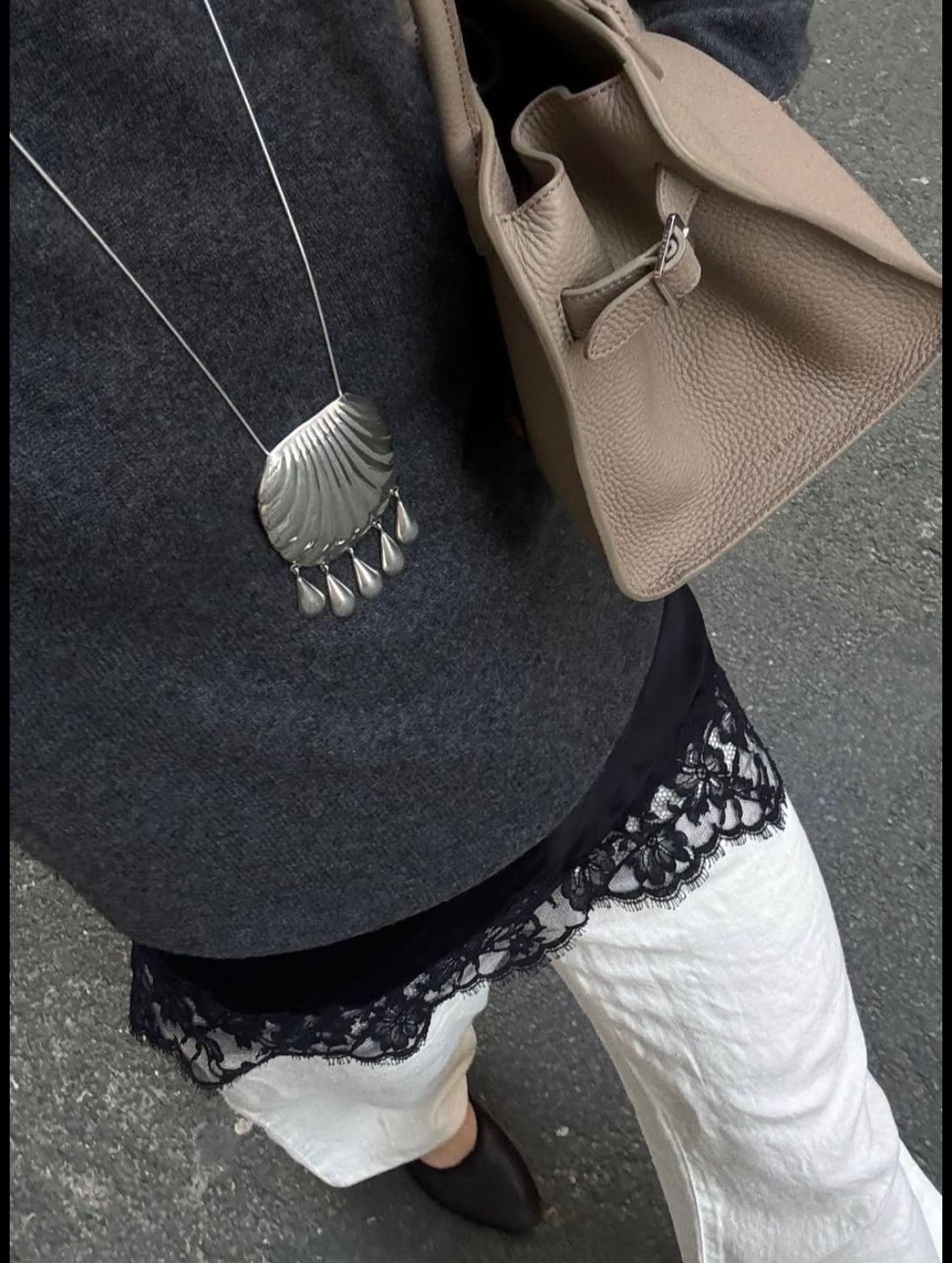 Metallisches Muschel Halskette mit Tropfenanhänger