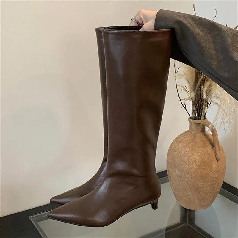 Kniehohe Stiefel mit Spitzkappe
